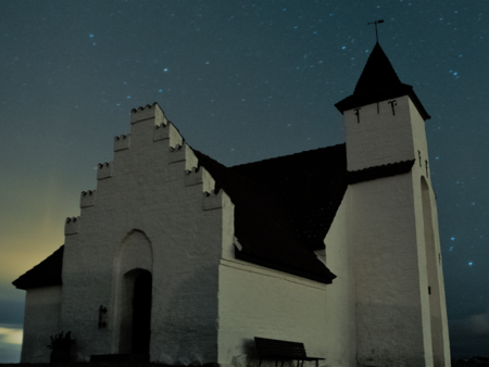 Billede af kirke om natten