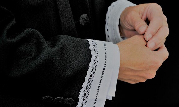 Billede af hænderne på en præst