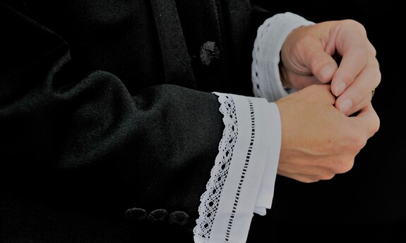 Billede af hænderne på en præst