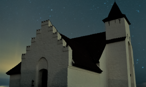 Billede af kirke om natten