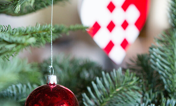 Billede at juletræ med pynt