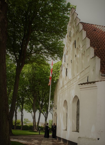 Billede efter gudstjeneste foran kirke