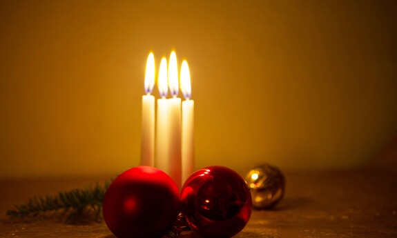 Billede af lys og julekugler