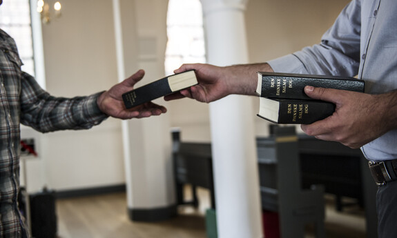 Billede af kirketjener med salmebog