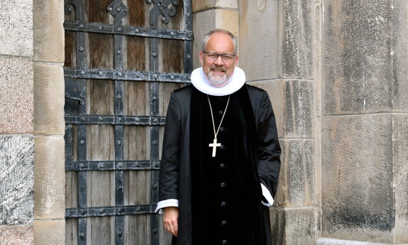 Billede af biskoppen i præstekjole