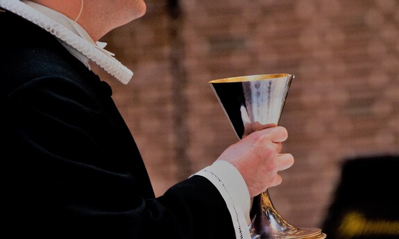 Billede af præst til nadver