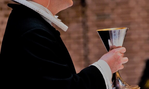 Billede af præst til nadver